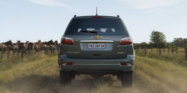 Chevrolet Trailblazer 2025 High Country - vista en marcha en camino rural