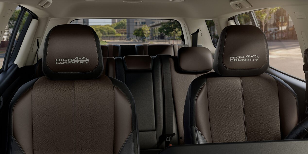 Vista completa del interior de la Chevrolet Trailblazer mostrando la comodidad de los asientos.