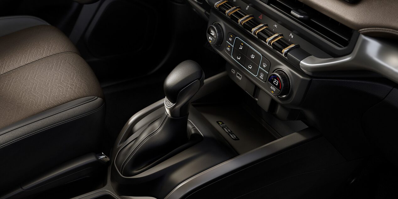 Vista cercana haciendo foco en la palanca de cambios y el control del climatizador de la Chevrolet Trailblazer.