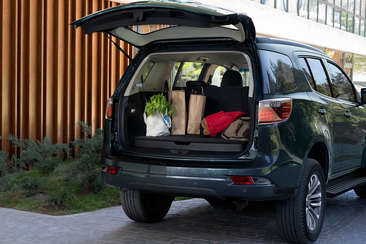 Chevrolet Trailblazer estacionada con el maletero abierto con maletas adentro.