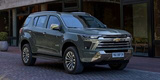 Chevrolet Trailblazer estacionada en zona urbana.