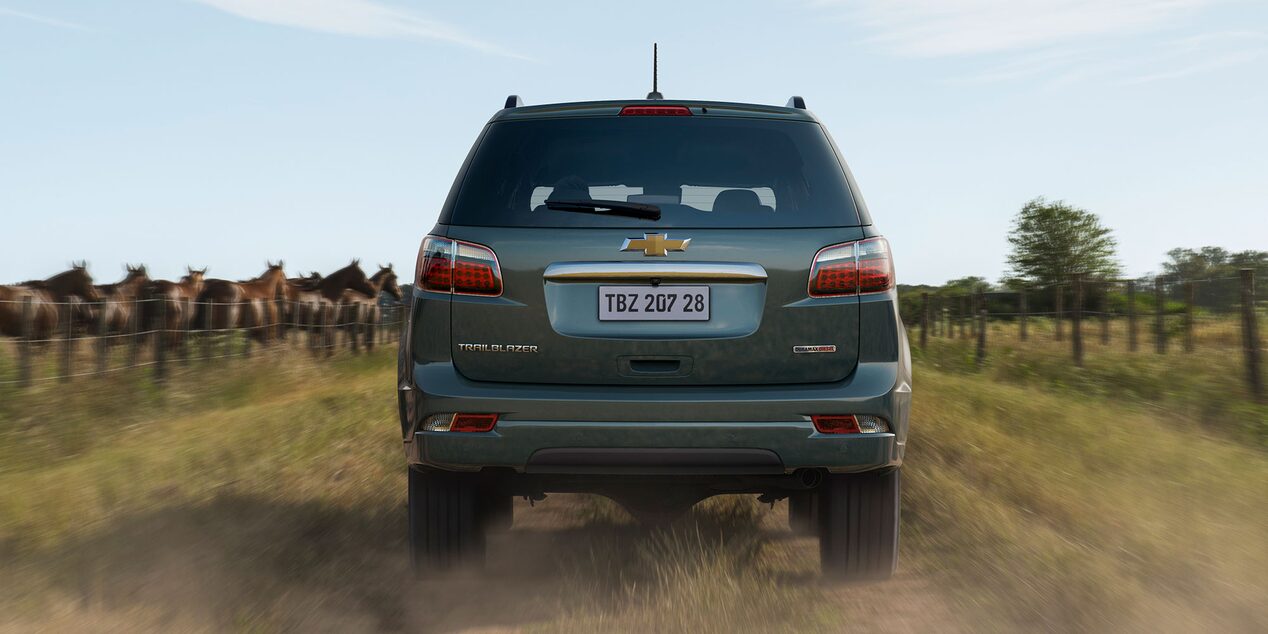 Vista trasera de la Chevrolet Trailblazer circulando por un camino de tierra.