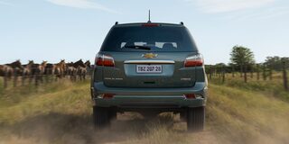 Vista trasera de la Chevrolet Trailblazer circulando por un camino de tierra.