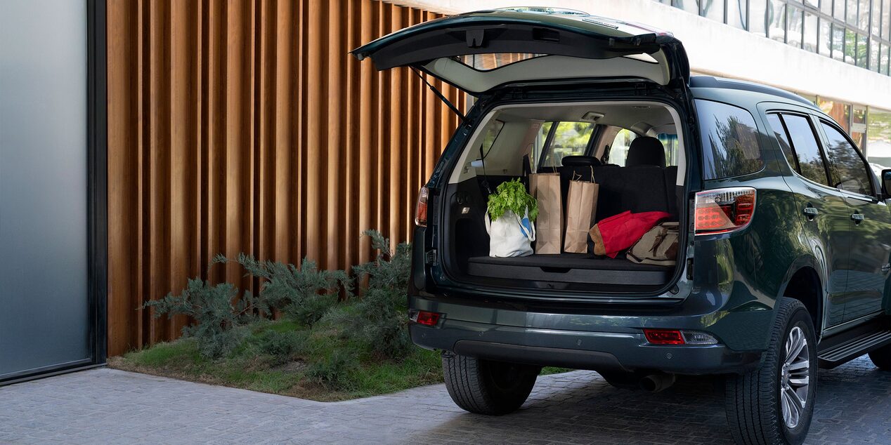 Chevrolet Trailblazer estacionada con el maletero abierto con maletas adentro.