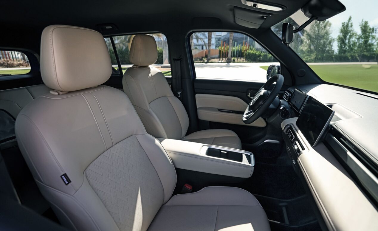 Interior frontal color Beige del Chevrolet Spark EUV destacando tapicería de primera calidad.