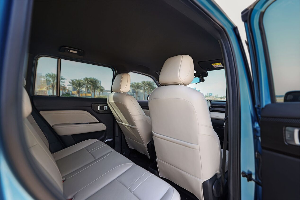 Interior trasero color Beige del Chevrolet Spark EUV destacando amplio espacio.