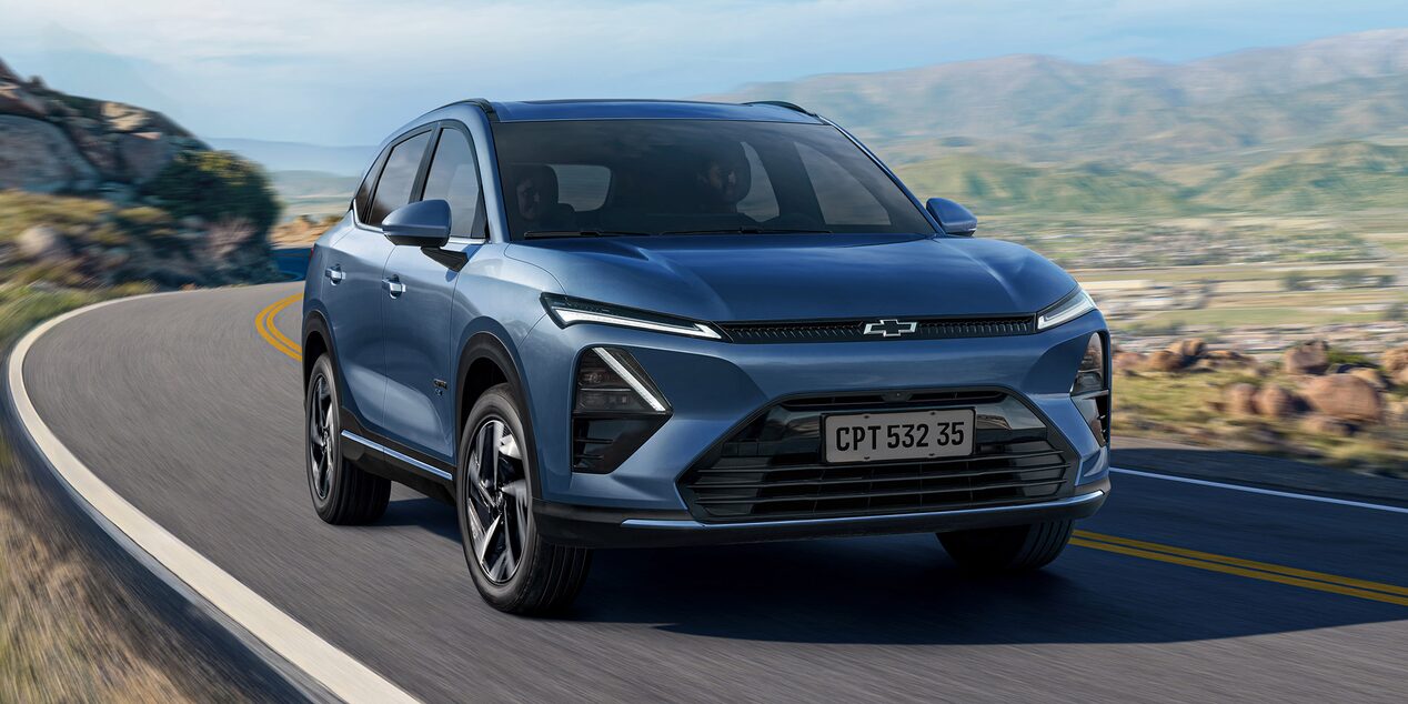 Chevrolet Captiva PHEV circulando por una carretera.