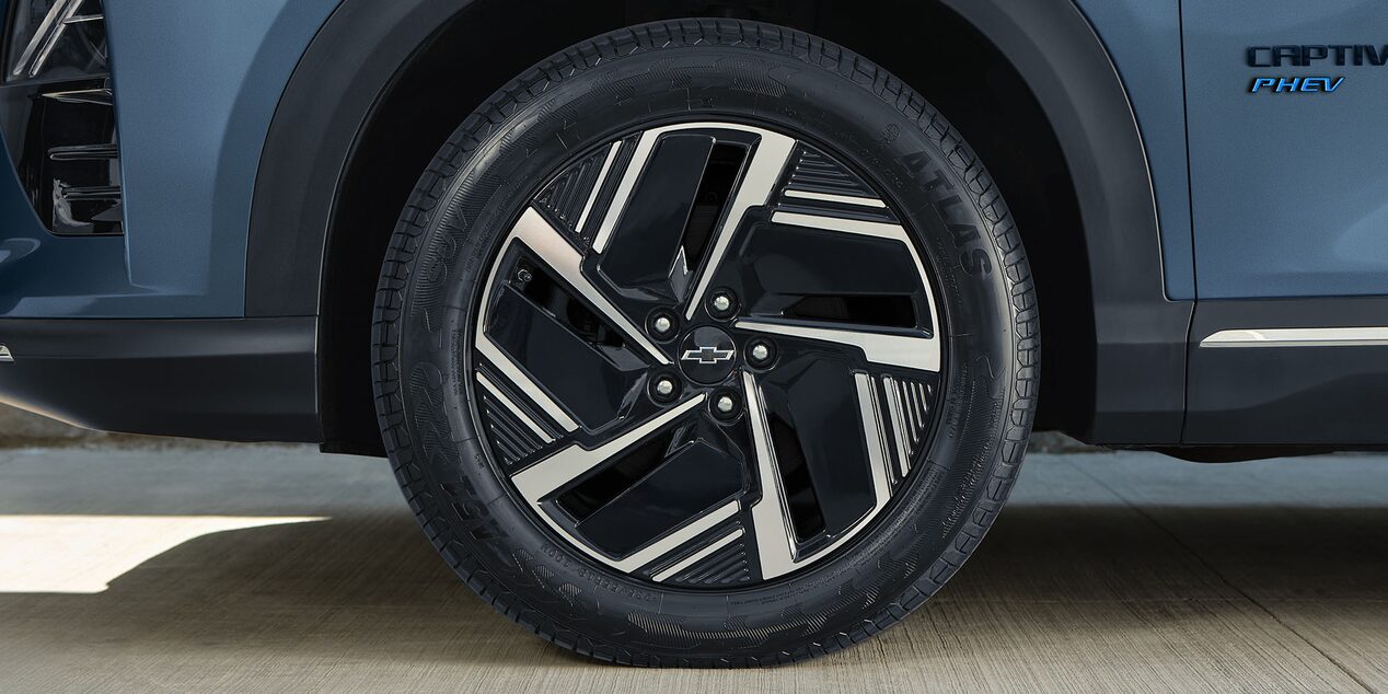 Vista cercana de las llantas de aleación de 18 pulgadas en aluminio bitono de la Chevrolet Captiva PHEV.
