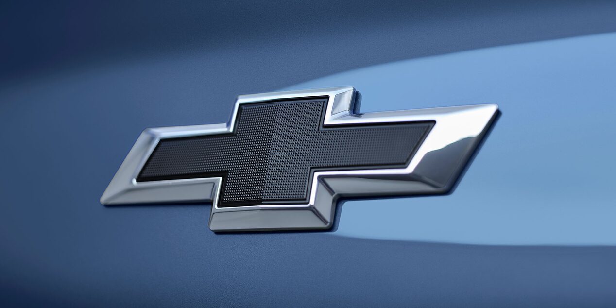 Vista en detalle del emblema Chevrolet en la Captiva PHEV.
