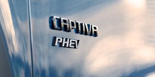 Vista en detalle del emblema de Captiva PHEV en la puerta.