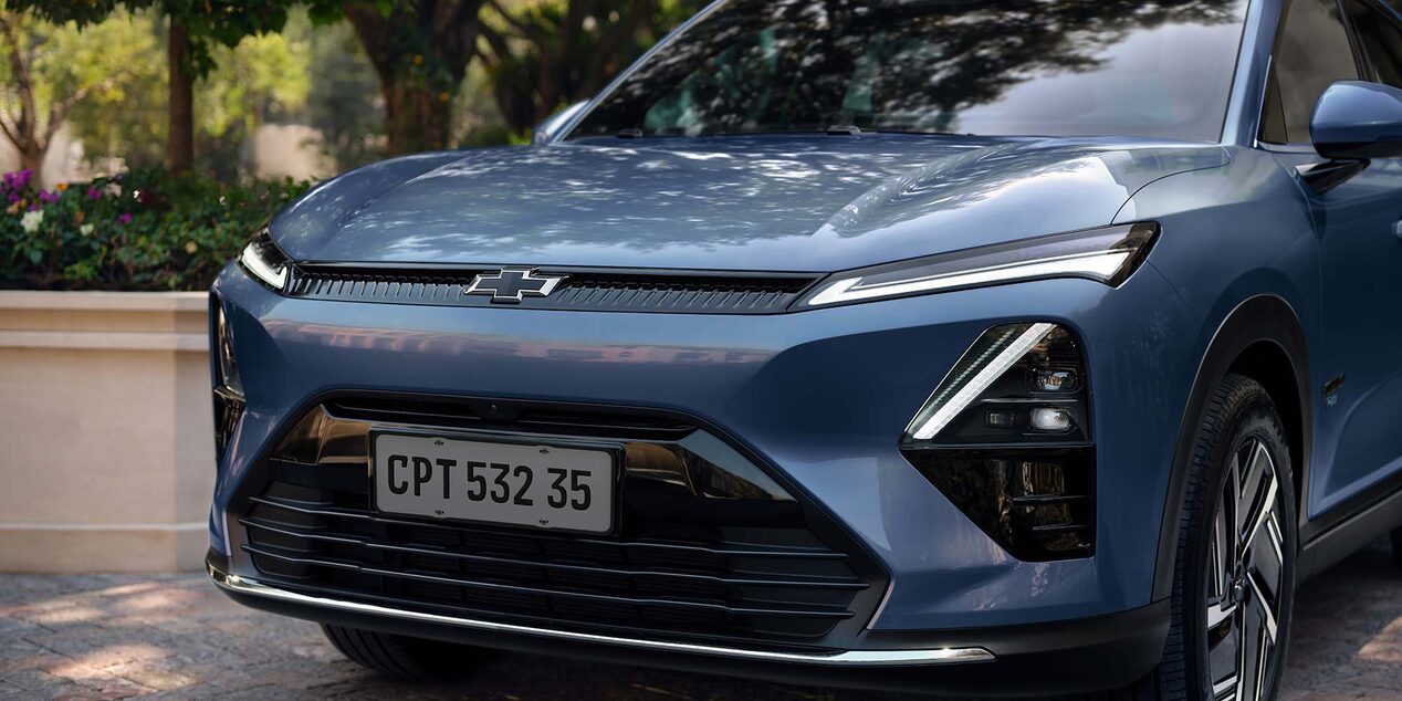 Vista frontal de la Chevrolet Captiva PHEV con vegetación de fondo.