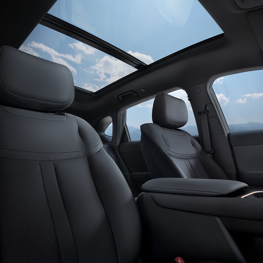 Vista completa del interior de una Chevrolet Captiva PHEV enfocándose en los asientos delanteros  y el sunroof
