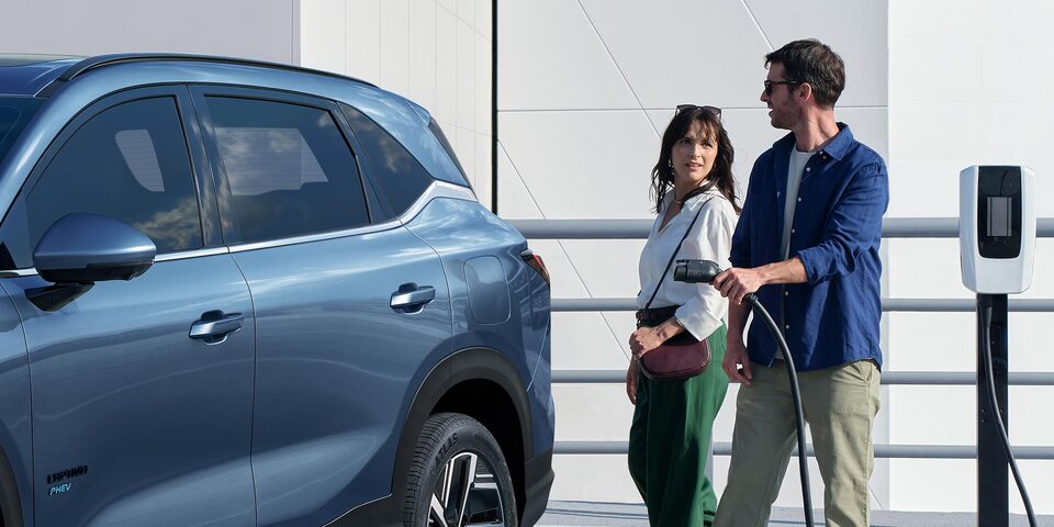 Pareja recargando la Chevrolet Captiva PHEV.