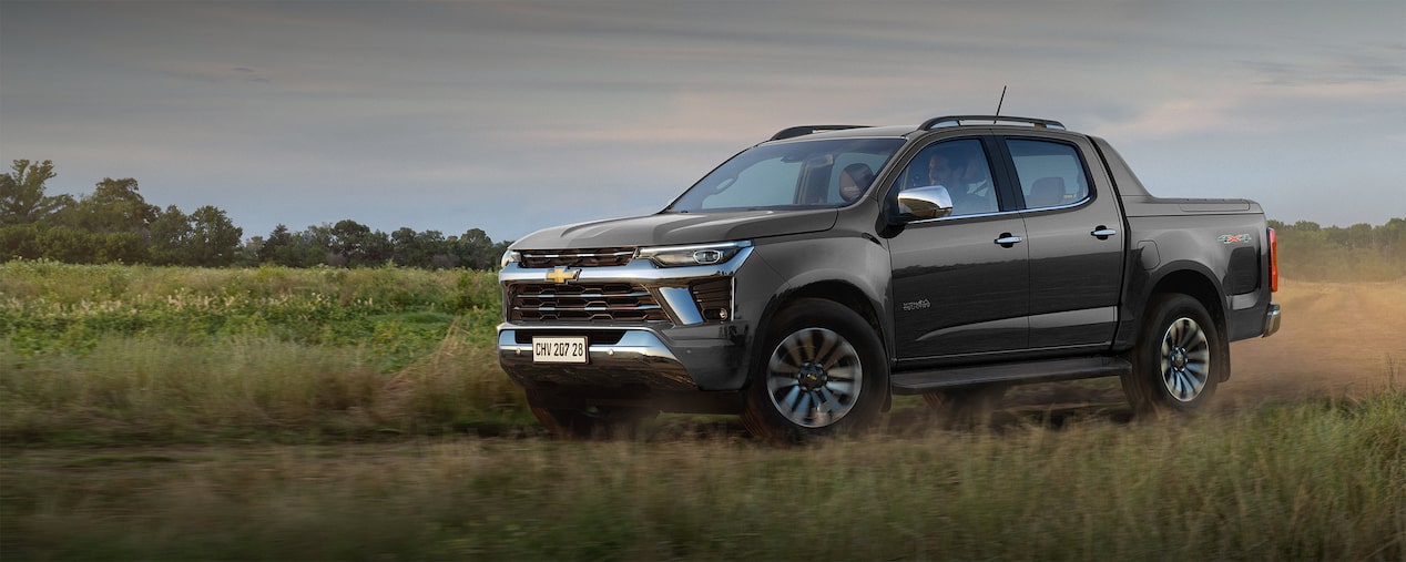 Chevrolet Colorado circulando por un camino de tierra.