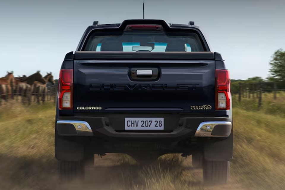 Vista trasera de la Chevrolet Colorado circulando por un camino de tierra.
