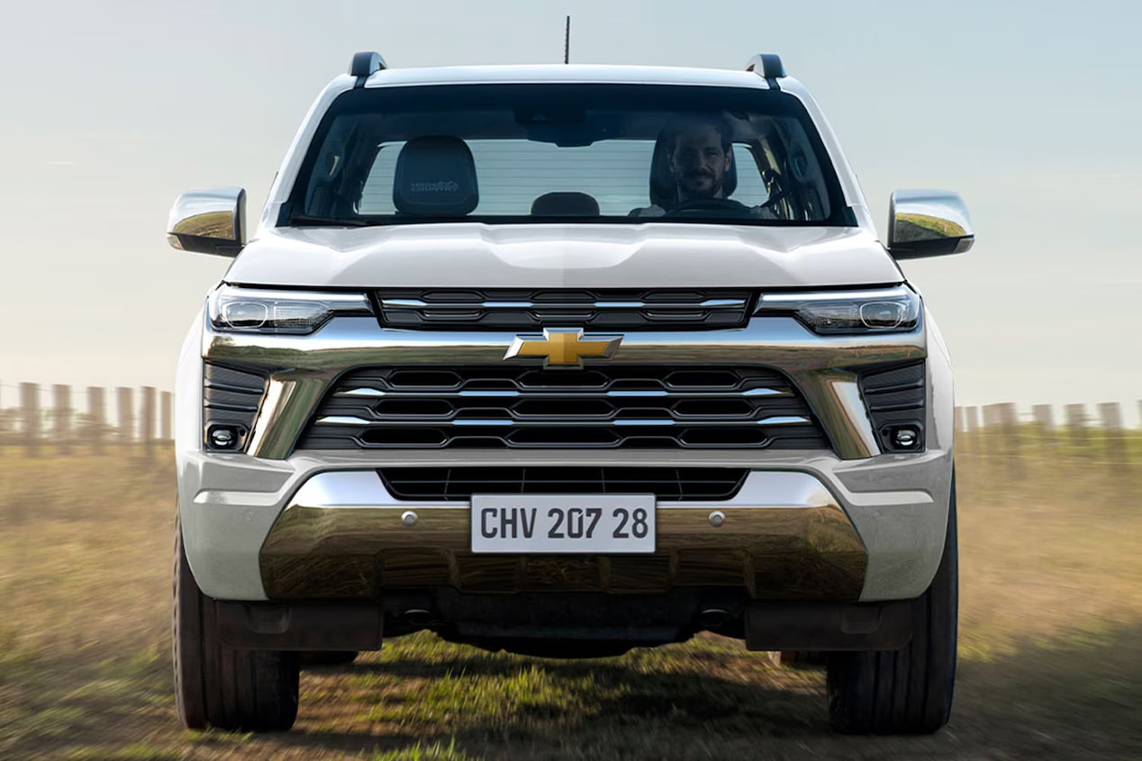 Vista frontal de la Chevrolet Colorado circulando por un camino de tierra.