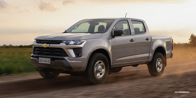 Chevrolet Colorado 4x4 avanzando por zona rural.