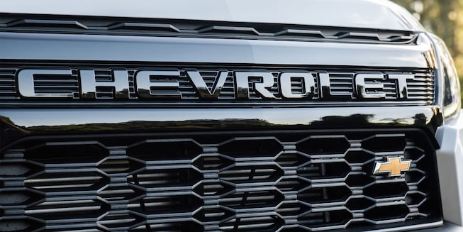 Emblema de Chevrolet en la parrilla de la 4x4 Colorado.