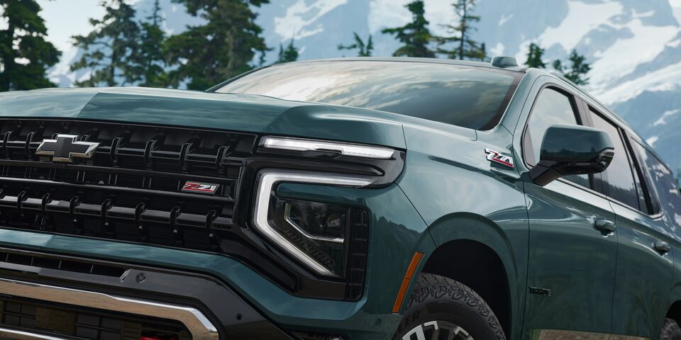 Frontal de Chevrolet Suburban Z71 destacando seguridad avanzada y diseño imponente