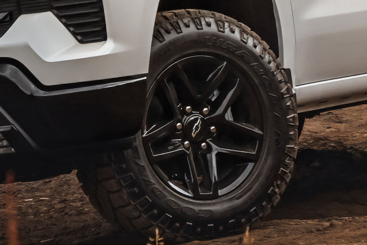 Vista en detalle de una de los neumáticos delanteros con rines de aleación de 18 pulgadas de la Chevrolet Silverado.