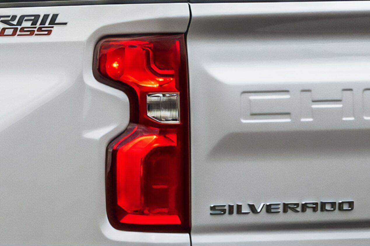 Vista en detalle de una de las luces traseras led de la Chevrolet Silverado.