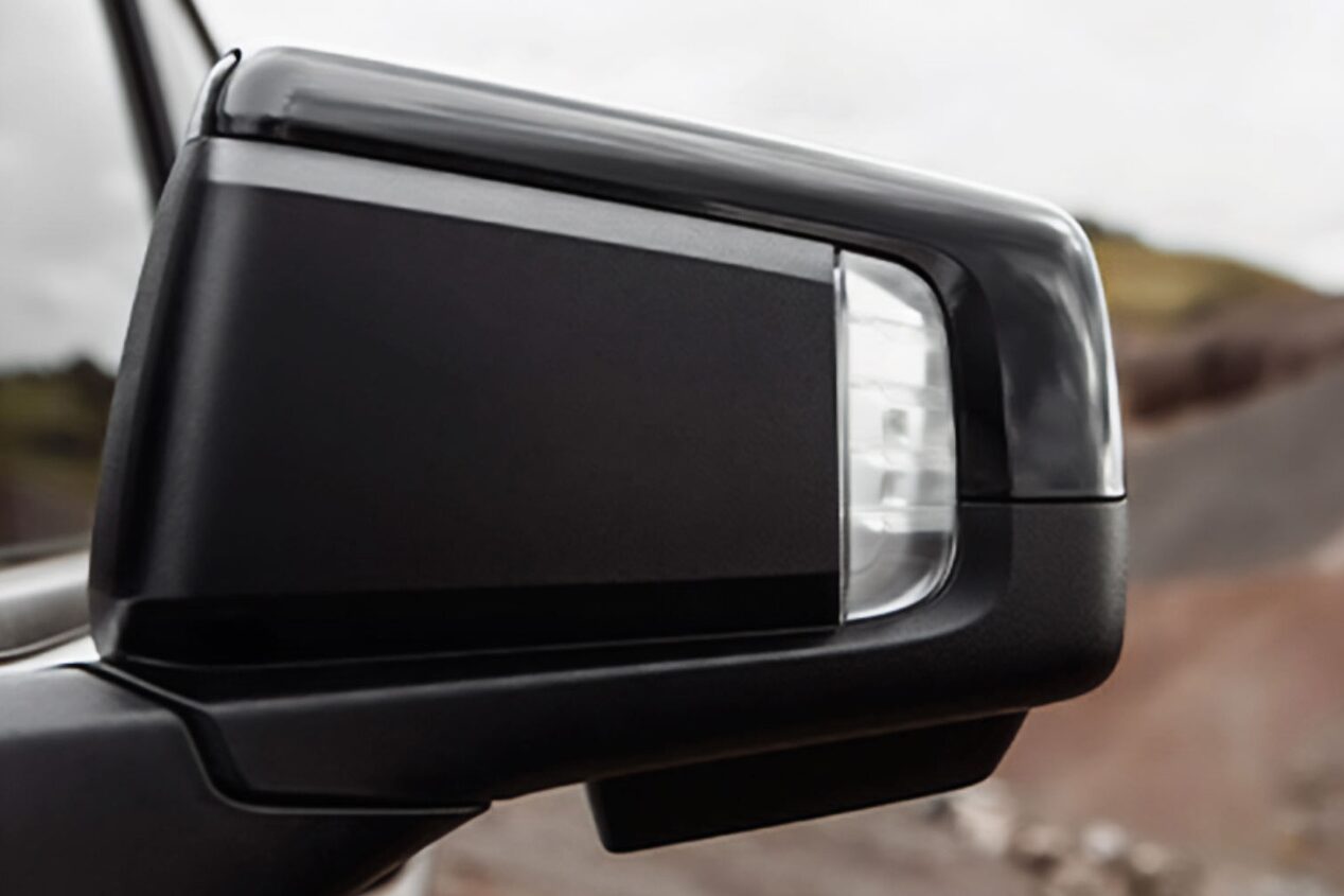 Vista en detalle de uno de los espejos exteriores laterales de la Chevrolet Silverado.