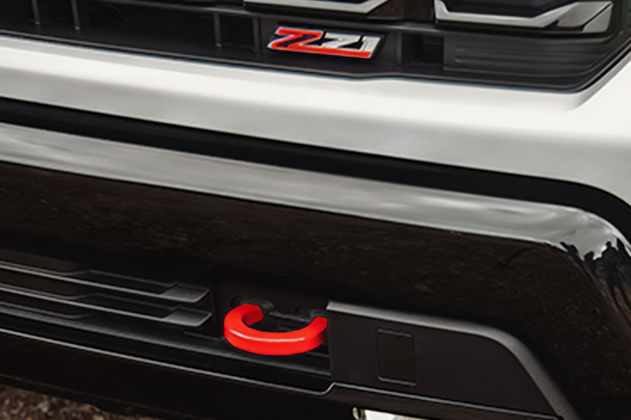 Vista en detalle de los ganchos de remolque de la Chevrolet Silverado.