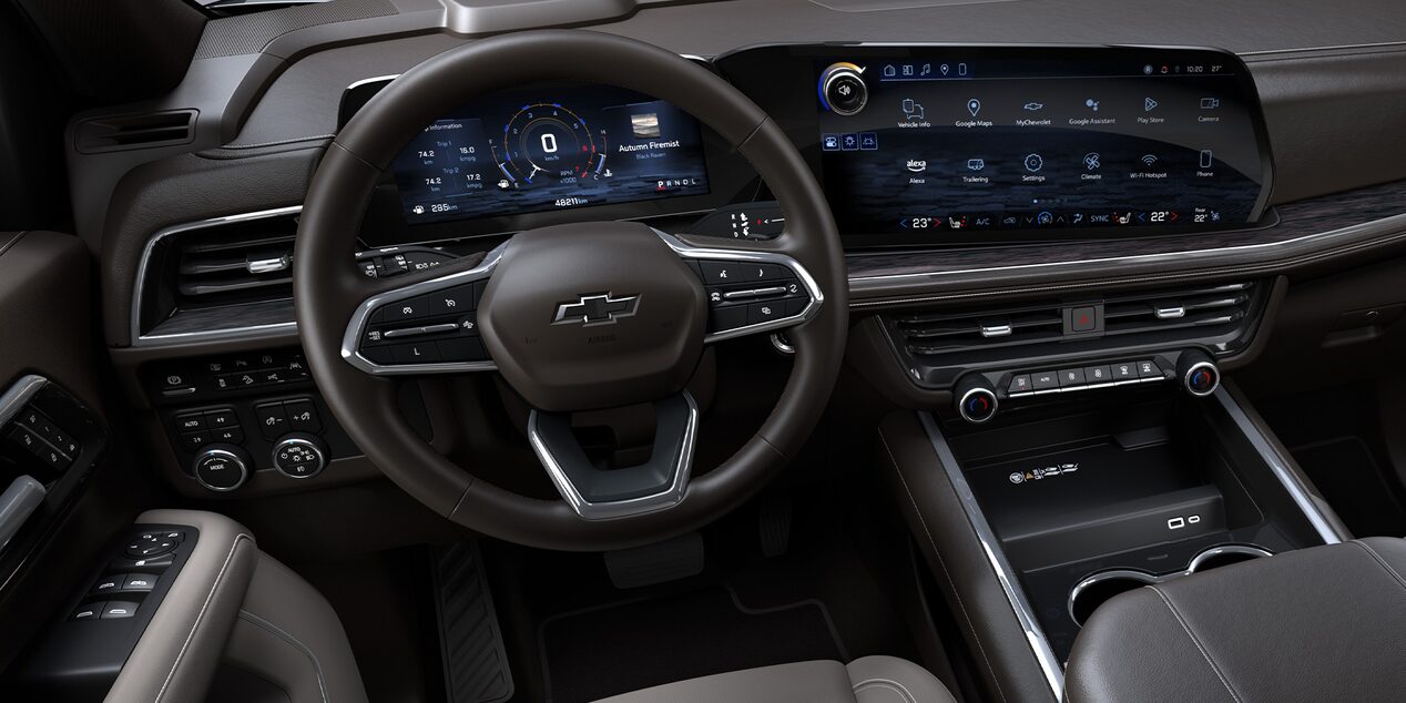 Vista interior de la Chevrolet Suburban Z71, mostrando su tablero: volante, pantalla central y controles.