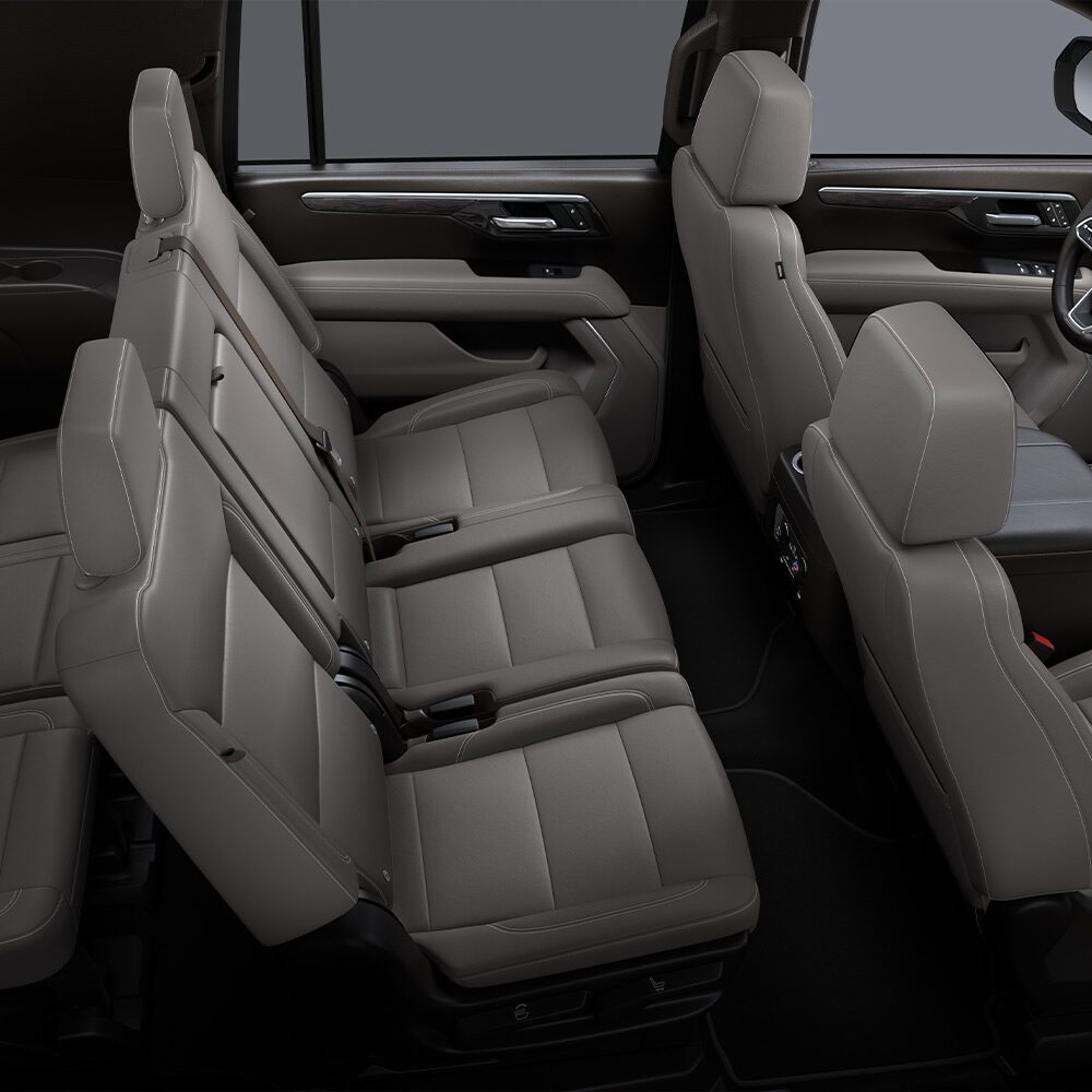 Vista interior de la Chevrolet Suburban Z71, destacando los asientos de ecocuero en color gris.