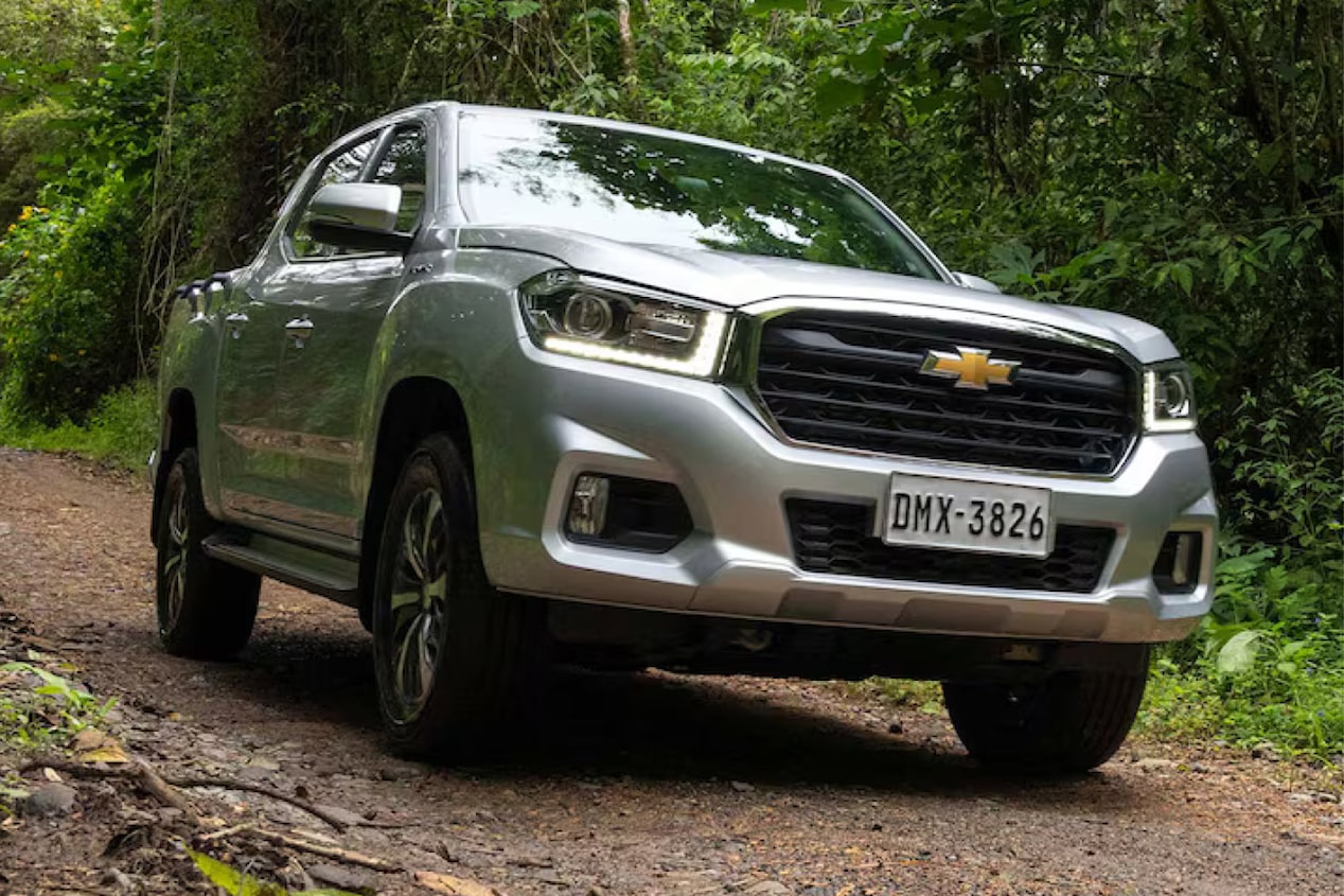 Chevrolet D-Max circulando por un camino de tierra.
