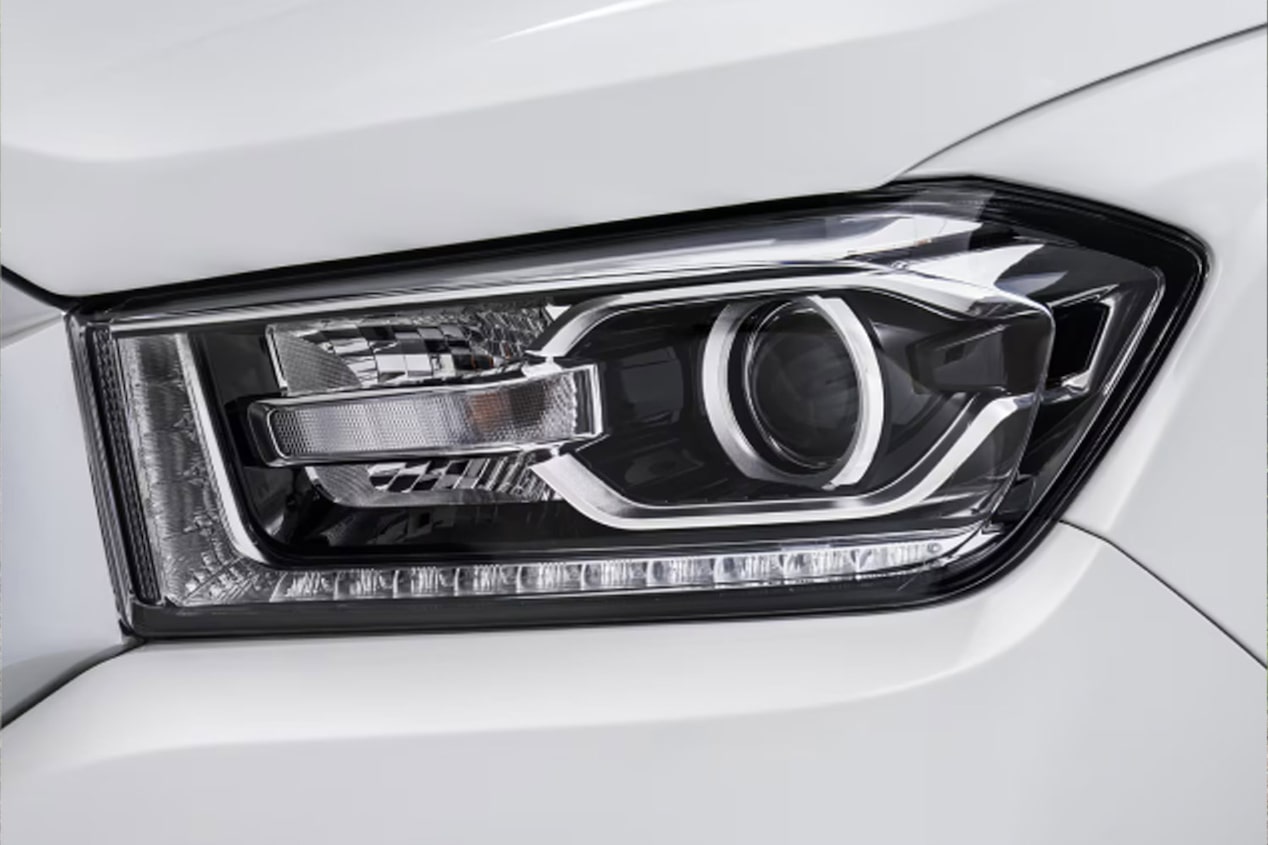 Vista en detalle de los faros LED de la Chevrolet D-Max.