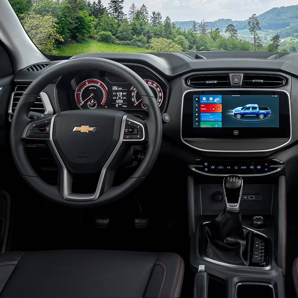 Vista completa del tablero enfocando en el volante y el clúster digital de la Chevrolet D-Max.