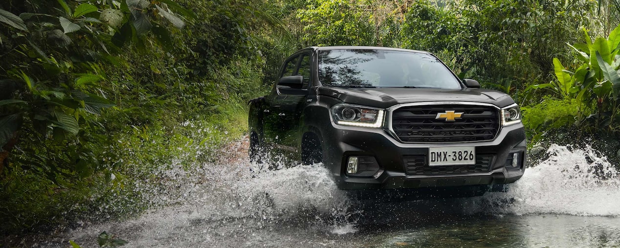 Nueva Chevrolet D-Max atravesando un rio en una jungla.