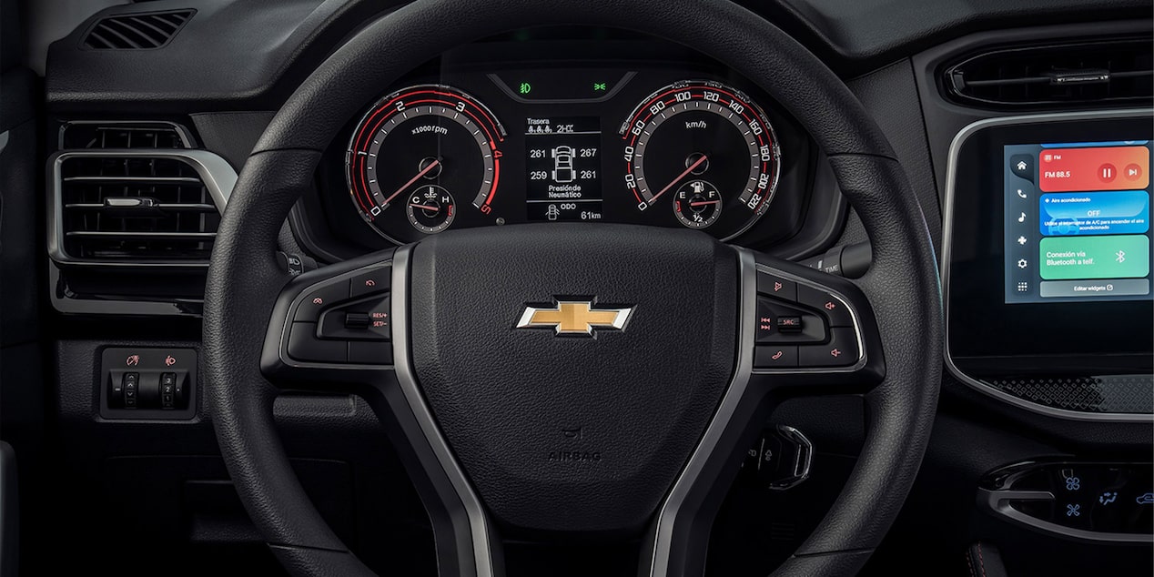 Vista cercana del volante con la tecnología e instrumentos de la Chevrolet D-max.