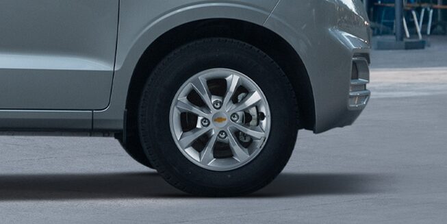 Chevrolet N400 Pasajeros vista de llantas