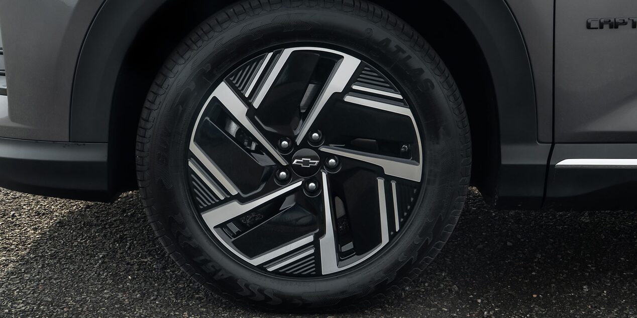 Vista en detalle de los aros delanteros de la Cevrolet Captiva EV, destacando rines de 18 pulgadas.