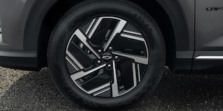 Vista cercana de los aros de aleación de 18 pulgadas de la Chevrolet Captiva EV.