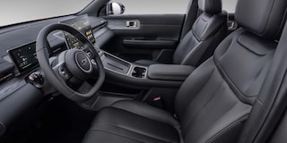 Vista completa del interior de una Chevrolet Captiva EV enfocandose en los asientos delanteros  y el tablero.