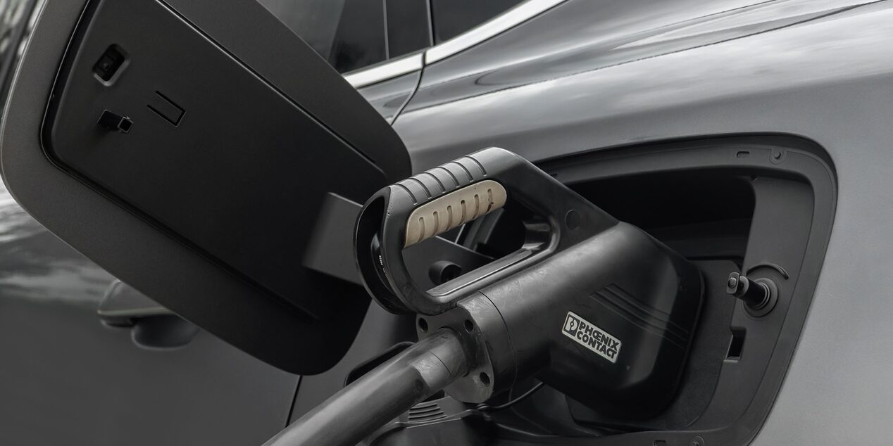 Vista en detalle del conector de carga de la Chevrolet Captiva EV.