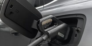 Vista en detalle del conector de carga de la Chevrolet Captiva EV.