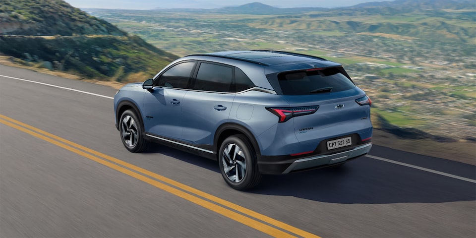 Vista lateral trasera de la Nueva Chevrolet Captiva EV en ruta.