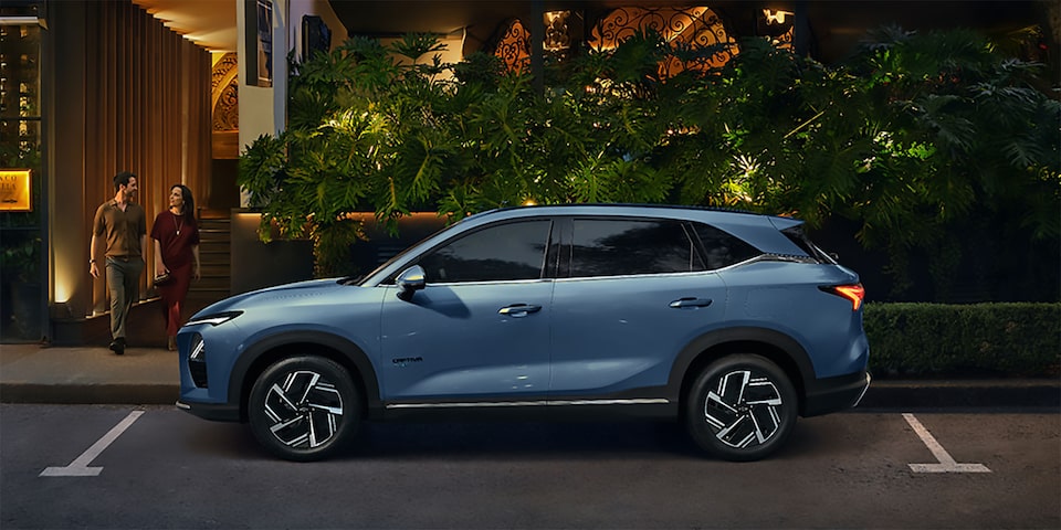 Vista lateral de la  Nueva Chevrolet Captiva EV estacionada en área urbana.
