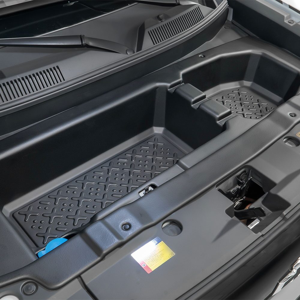 Vista cercana del organizador de almacenamiento del capó del Spark EUV.