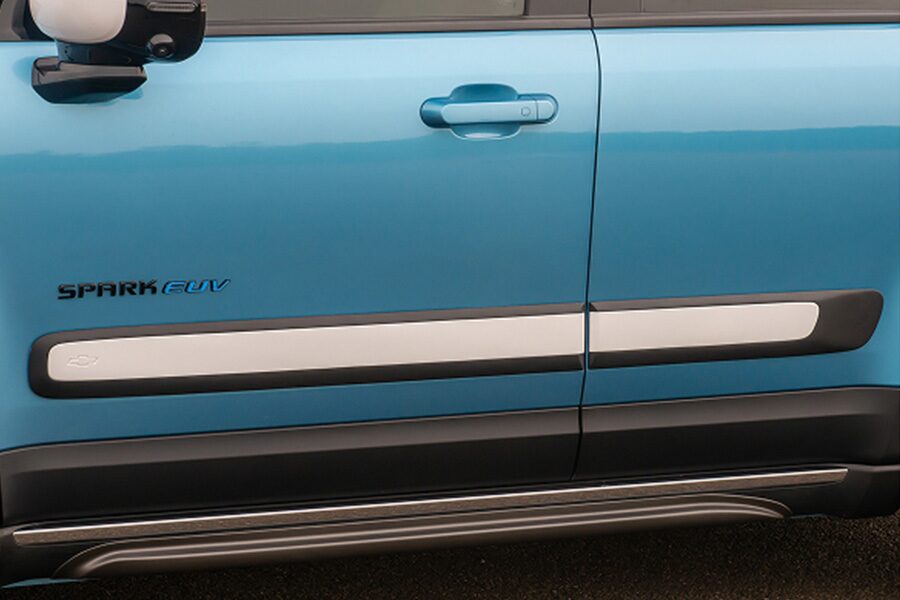 Detalle de las Molduras de la puerta del Spark EUV.